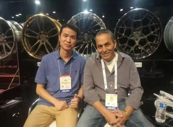Weiya team with an overseas partner at an automotive trade show